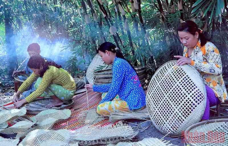 Mô hình kinh tế tập thể đan đác tại huyện Thới Bình, tỉnh Cà Mau tạo thêm việc làm cho lao động nhàn rỗi nông thôn.
