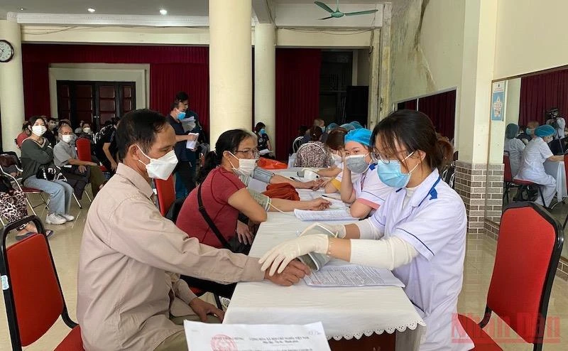 Thành phố Nam Định huy động nhân lực ngành y tế, triển khai tiêm diện rộng cho người dân trên toàn địa bàn.