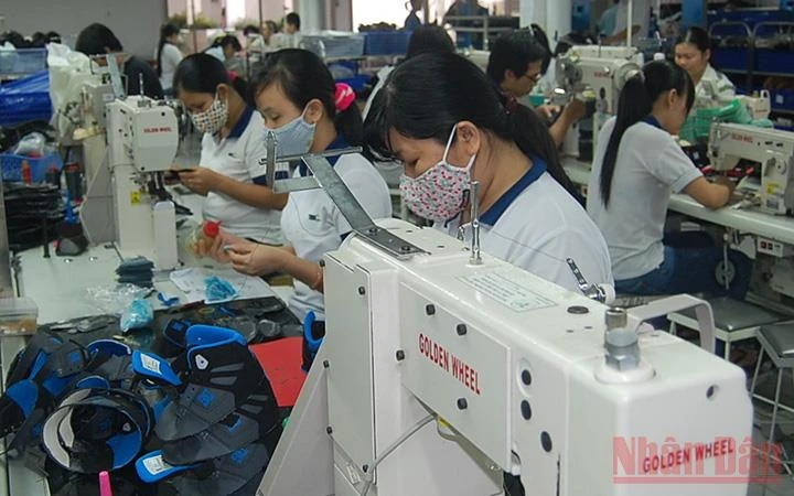 Công nhân Công ty cổ phần Giày Thái Bình (Đồng Nai) sản xuất giày thể thao xuất khẩu. (Ảnh: Quang Hưng)