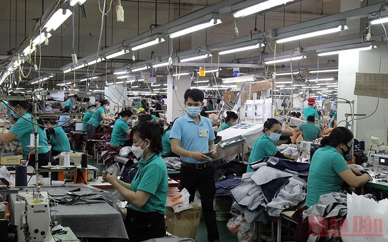 Công nhân Công ty Bo Hsing, Khu công nghiệp Hòa Phú, huyện Long Hồ (Vĩnh Long) trong giờ sản xuất. (Ảnh: Nhóm PV đồng bằng sông Cửu Long)
