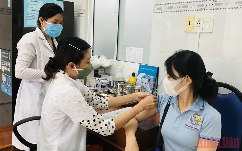 Trung tâm Kiểm soát bệnh tật tỉnh Bạc Liêu đẩy nhanh việc tiêm vaccine ngừa Covid-19 cho nhân dân. (Ảnh Trọng Duy)