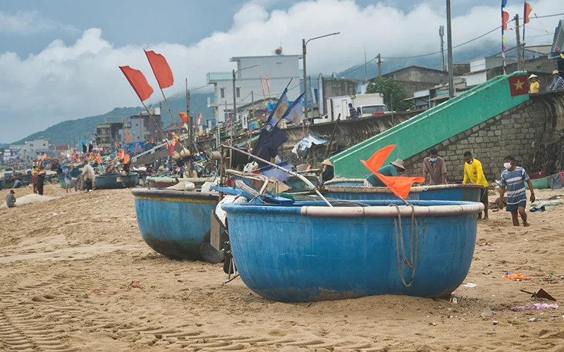 Nhiều ngư dân làng cá Phước Hải, huyện Đất Đỏ vẫn quen khai thác hải sản gần bờ, hiệu quả kinh tế không cao.