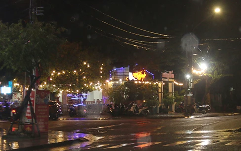 Tối nay, trời mưa, nhưng các quán ăn uống trên đường Lý Thường Kiệt, TP Tam Kỳ vẫn đông khách hơn mấy hôm trước.