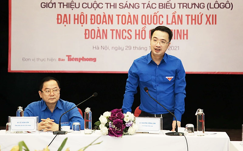 Đồng chí Nguyễn Tường Lâm, Bí thư Trung ương Đoàn (bên phải trong ảnh) cung cấp thông tin về cuộc thi. 