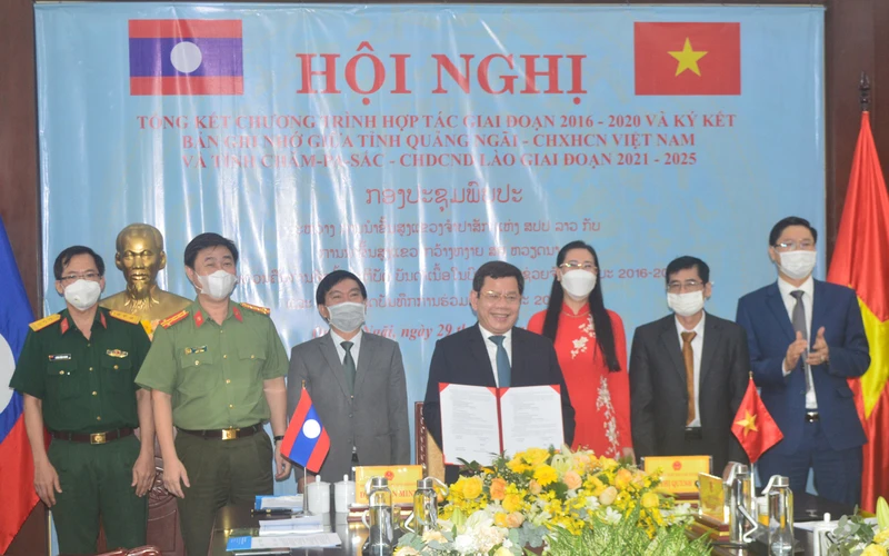 Lãnh đạo tỉnh Quảng Ngãi ký kết bản ghi nhớ hợp tác với tỉnh Champasak.