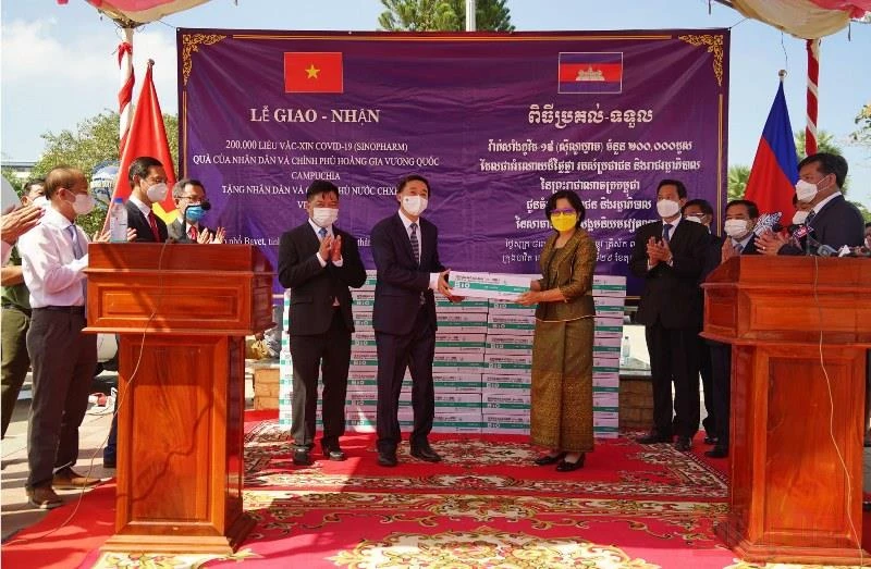 Đại diện Bộ Y tế Việt Nam tiếp nhận vaccine là quà tặng của Chính phủ Campuchia. (Ảnh: Nguyễn Hiệp)