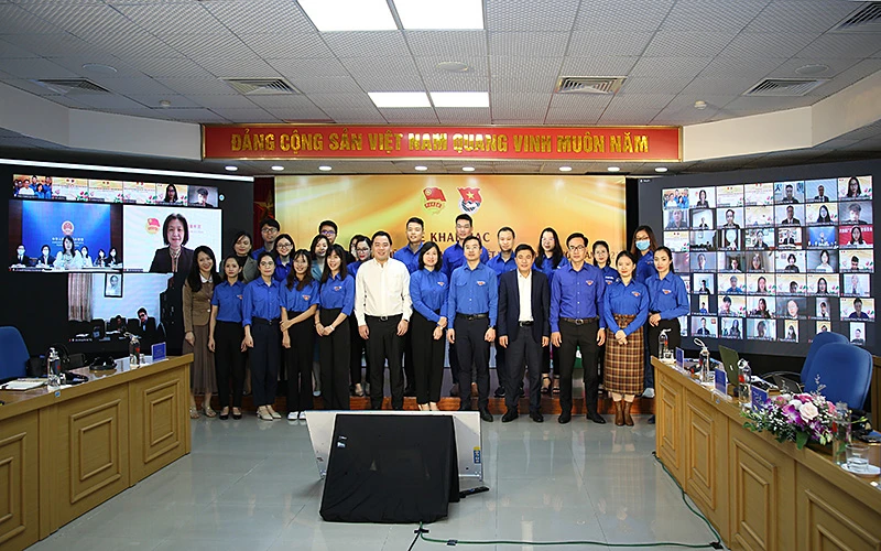 Đại biểu dự chương trình Giao lưu hữu nghị thanh niên Việt Nam – Trung Quốc chụp ảnh lưu niệm tại lễ khai mạc.