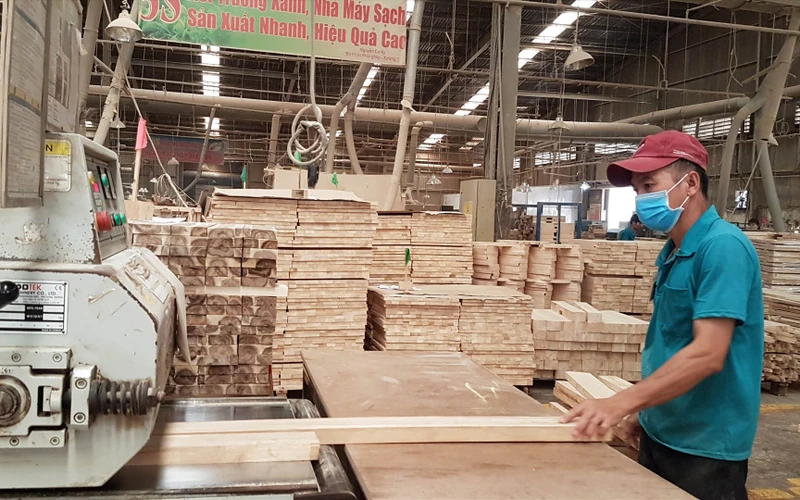 Doanh nghiệp đồ gỗ tái sản xuất sau thời gian dài khó khăn vì dịch bệnh.