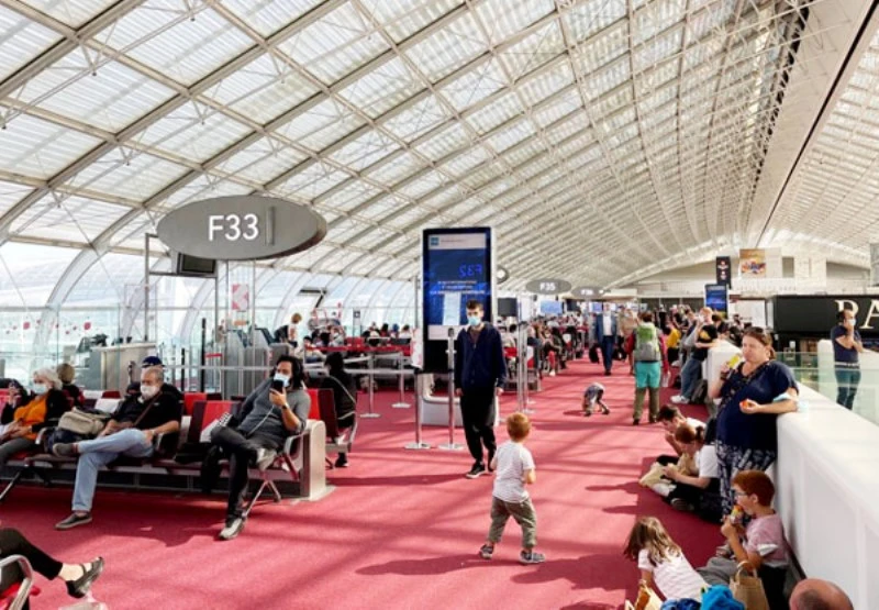 Sân bay Paris-Charles-de-Gaulle nhộn nhịp khách trở lại sau thời gian khủng hoảng do đại dịch Covid-19. 