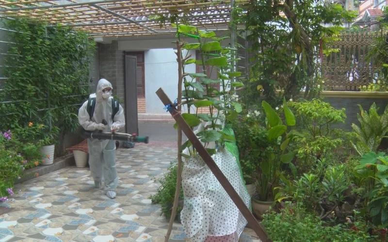 Phun hóa chất diệt muỗi tại phường Minh Khai, thành phố Phủ Lý (Hà Nam).