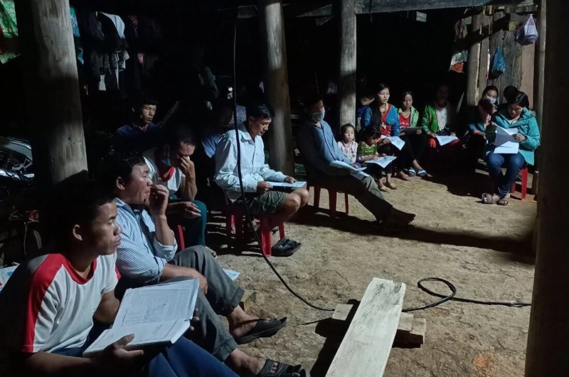 Cán bộ xã Nà Nhạn tuyên truyền lợi ích tiêm vaccine đến đồng bào dân tộc H’Mông bản Pá Khôm.