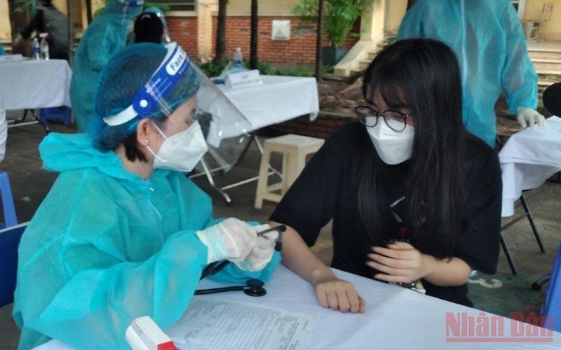 Khám sàng lọc cho học sinh trước khi tiêm vaccine phòng Covid-19 tại điểm tiêm Trường tiểu học thị trấn Củ Chi, huyện Củ Chi, TP Hồ Chí Minh.