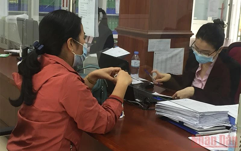 Giao dịch tín dụng Ngân hàng Chính sách xã hội huyện Quỳnh Lưu tạo điều kiện thuận lợi cho đối tượng học sinh, sinh viên có hoàn cảnh khó khăn tiếp cận vốn ưu đãi.