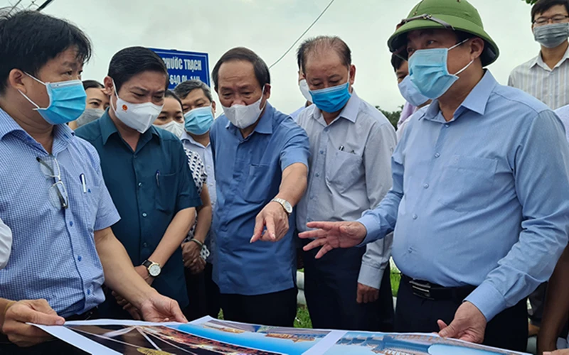 Bí thư Tỉnh ủy Phan Việt Cường (đội mũ) kiểm tra tiến độ thi công Dự án nạo vét sông Cổ Cò.