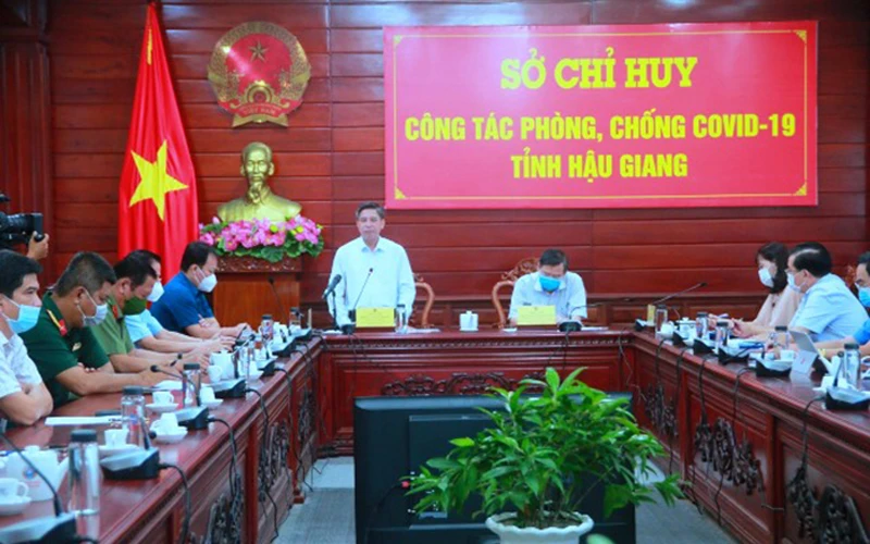 Chủ tịch Ủy ban nhân dân tỉnh Hậu Giang Đồng Văn Thanh chỉ đạo tại cuộc họp.