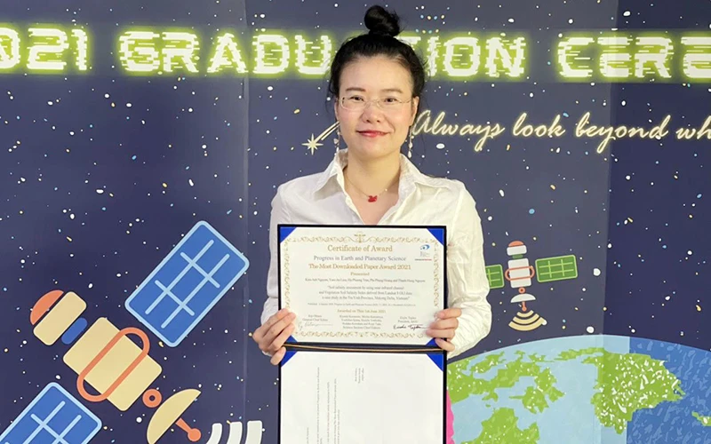 TS Nguyễn Kim Anh nhận giải thưởng “Bài báo khoa học được nhiều người quan tâm nhất năm 2021”.