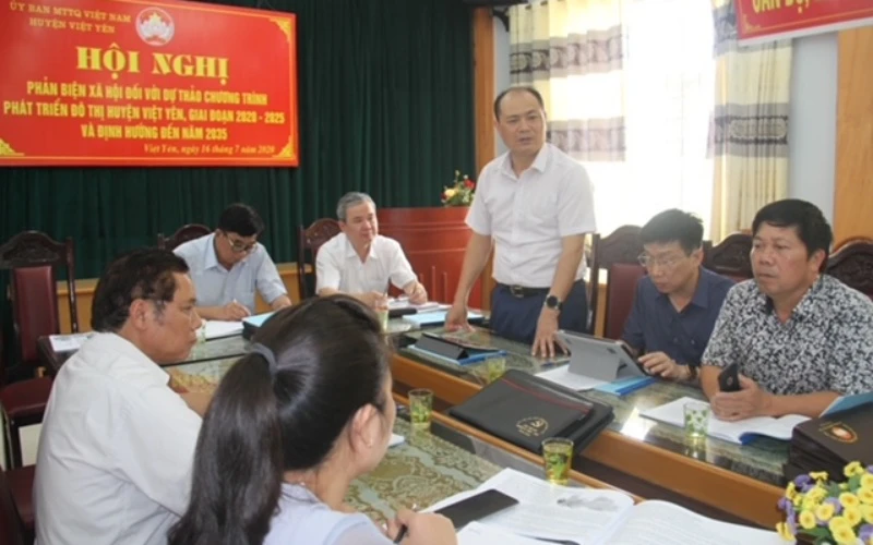 Đồng chí Nguyễn Văn Phương, Chủ tịch UBND huyện Việt Yên (bên phải) chỉ đạo công tác chống dịch.