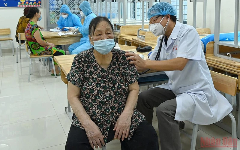 Kiểm tra sức khỏe chuẩn bị tiêm cho người cao tuổi tại Hà Nội. (Ảnh:DUY LINH)