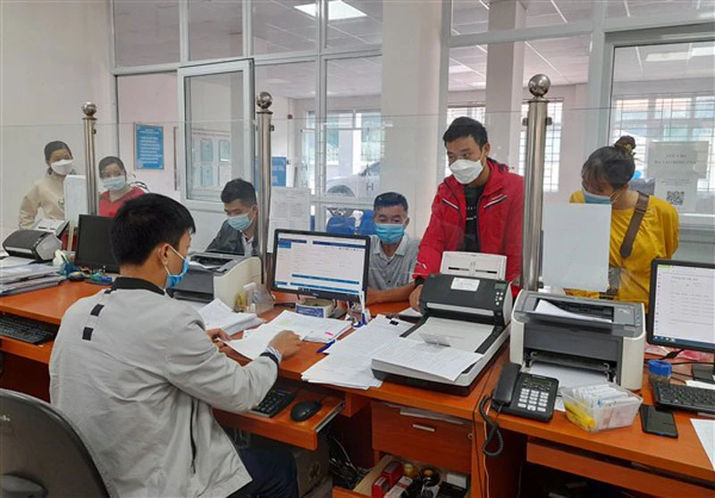 Cán bộ Bảo hiểm xã hội huyện Hòa An, tỉnh Cao Bằng giải quyết chế độ, thủ tục bảo hiểm cho người tham gia.