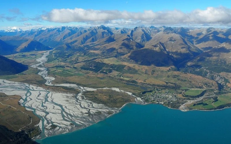 Không ảnh thị trấn Glenorchy bên hồ Wakatipu và sông Otago ở New Zealand. (Ảnh: Reuters)