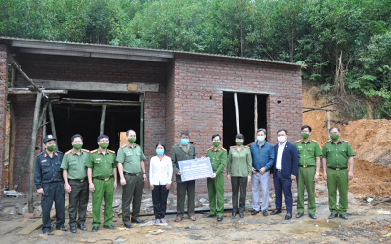 Lãnh đạo Công an tỉnh trao tặng kinh phí 150 triệu đồng hỗ trợ xây dựng nhà tình nghĩa cho hộ ông Phù Văn Chung, thôn Thượng Minh, xã Hồng Quang.