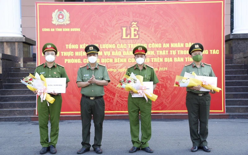 Đại tá Nguyễn Văn Dựt, Phó Giám đốc Công an tỉnh Bình Dương trao bằng khen, giấy khen cho các lực lượng công an chi viện tỉnh Bình Dương.