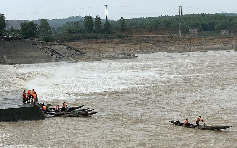 Lực lượng cứu hộ những người gặp sự cố trên thuyền chết máy ở đoạn gần đập tràn Nam Thạch Hãn.