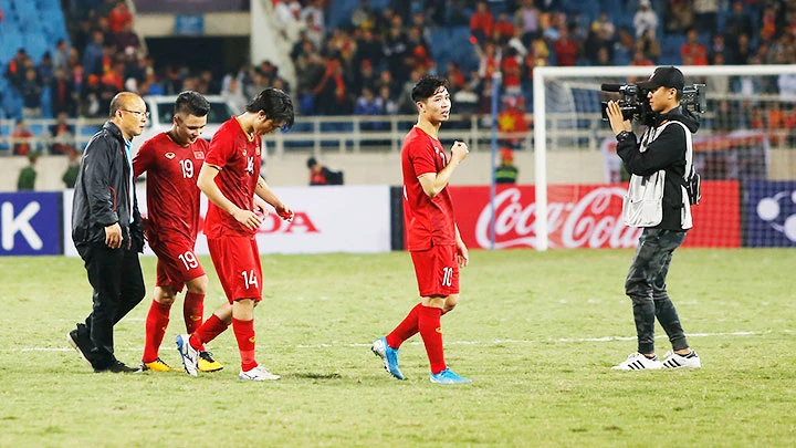 Đội tuyển Việt Nam đã tụt hạng từ 95 xuống 98 thế giới. Ảnh: KHIẾU MINH