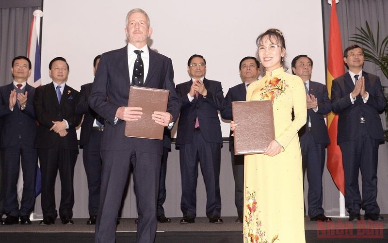 Thủ tướng Phạm Minh Chính và lãnh đạo các bộ, ngành Việt Nam, quan chức Anh chứng kiến lễ trao văn kiện hợp tác giữa lãnh đạo SOVICO và Viện Đại học Oxford. (Ảnh: THANH GIANG)