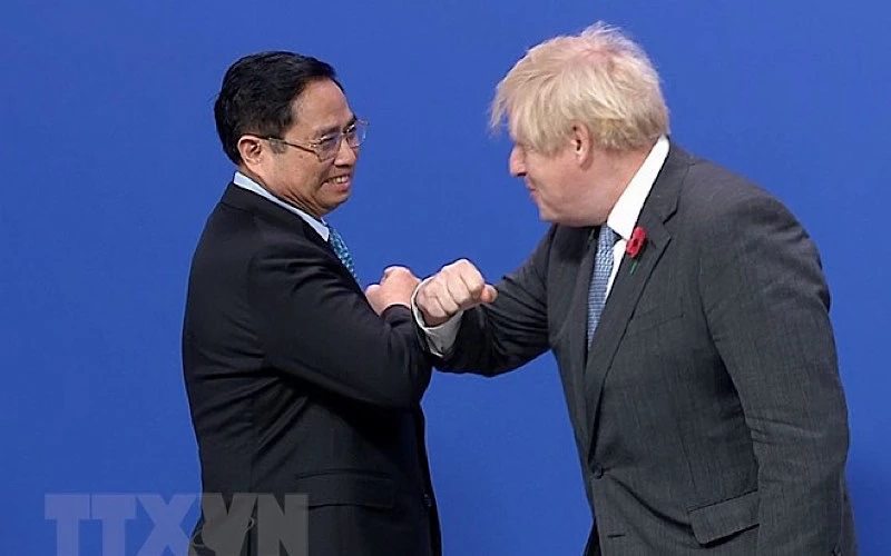Thủ tướng Anh Boris Johnson đón Thủ tướng Phạm Minh Chính đến dự Hội nghị. (Ảnh: TTXVN)