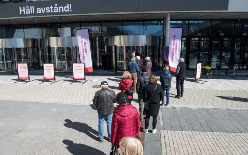 Người dân xếp hàng chờ tiêm ngừa Covid-19 bên ngoài trung tâm triển lãm Stockholmsmassan, Stockholm, Thụy Điển, ngày 8/4/2021. (Ảnh: TT News/Reuters)