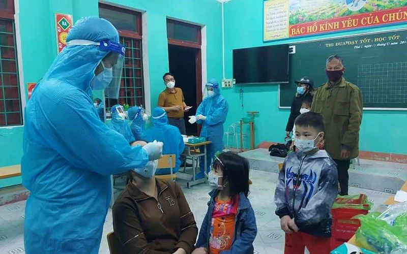 Lực lượng y tế huyện Tuyên Hóa lẫy mẫu xét nghiệm cho người dân xã Sơn Hóa 