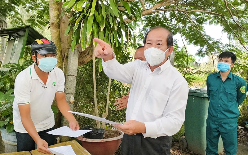 Phó Chủ tịch Ủy ban nhân dân tỉnh Đồng Tháp Đoàn Tấn Bửu kiểm tra công tác phòng, chống dịch tại xã Phú Cường, huyện Tam Nông.