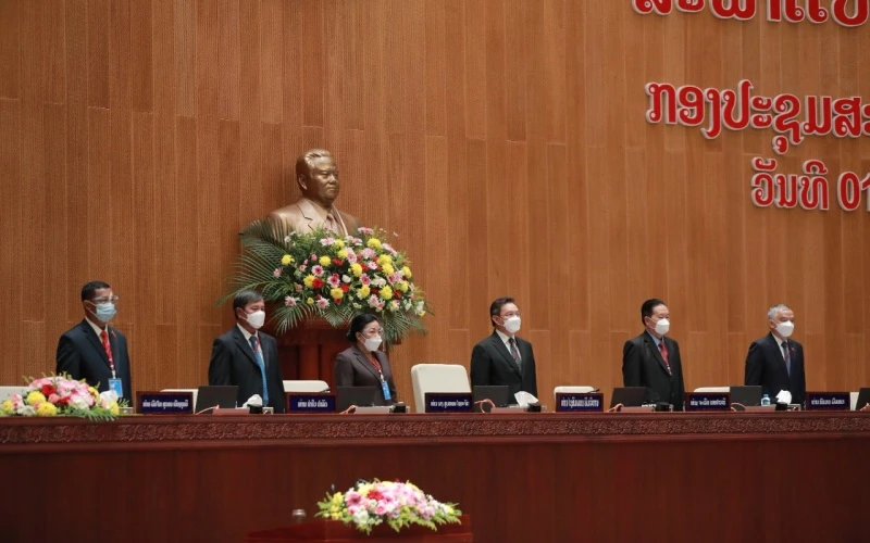 Kỳ họp thứ hai Quốc hội Lào khóa IX khai mạc dưới sự chủ trì của Chủ tịch Quốc hội Lào Saysomphone Phomvihane (thứ ba từ trái phải sang), ngày 1/11. (Ảnh: Xuân Sơn)