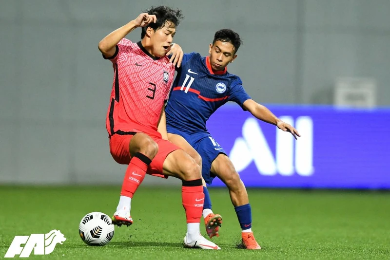 U23 Hàn Quốc (áo đỏ) thi đấu áp đảo U23 Singapore. (Ảnh: FA)