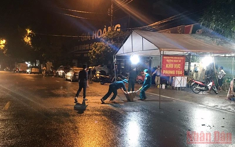 Dỡ bỏ chốt kiểm soát trên đường Lý Thường Kiệt, phường Ngọc Hà, TP Hà Giang.