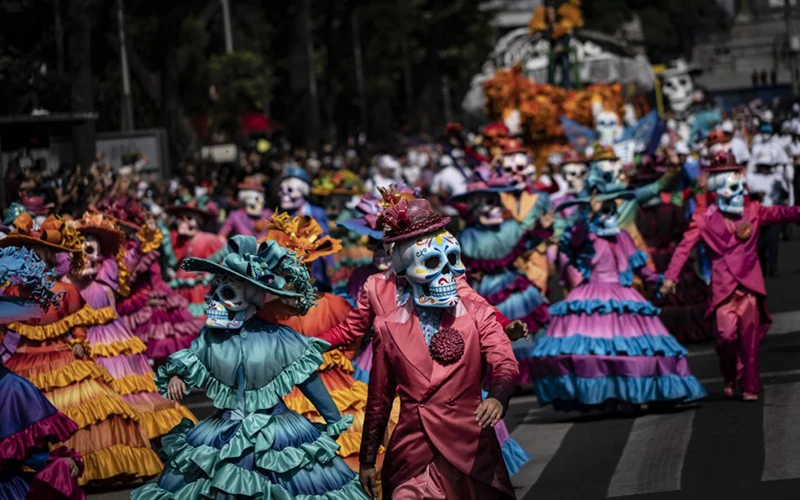 Lễ diễu hành nhân "Ngày của người chết" trên đường phố Mexico.