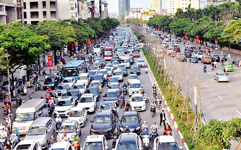 Đề án thu phí phương tiện xe cơ giới vào nội đô được hy vọng sẽ giảm tình trạng quá tải, ùn tắc giao thông tại Hà Nội. Ảnh: MINH HÀ