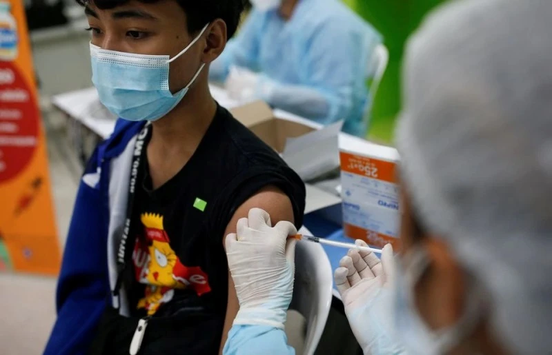 Một học sinh ở thủ đô Bangkok tiêm vaccine ngừa Covid-19 để chuẩn bị quay trở lại trường học. (Ảnh: Reuters)