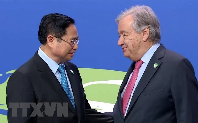 Tổng Thư ký Liên hợp quốc Antonio Guterres đón Thủ tướng Phạm Minh Chính đến dự Hội nghị COP26. (Ảnh: TTXVN)