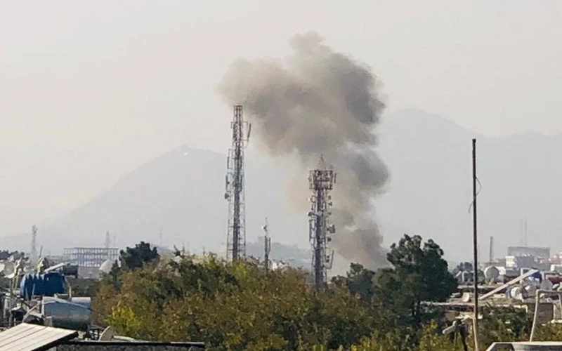 Khói bốc lên gần Bệnh viện Sardar Mohammad Daud Khan, tại Kabul, ngày 2/11. (Ảnh: Reuters)