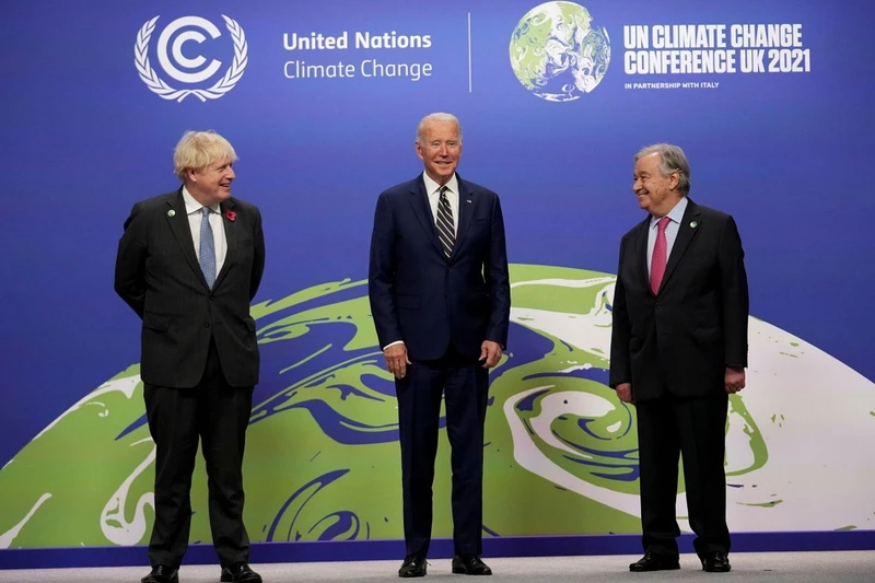 Tổng Thư ký Liên hợp quốc Antonio Guterres (phải), Thủ tướng Anh Boris Johnson (trái) và Tổng thống Mỹ Joe Biden tại Hội nghị COP26. (Ảnh: Reuters)