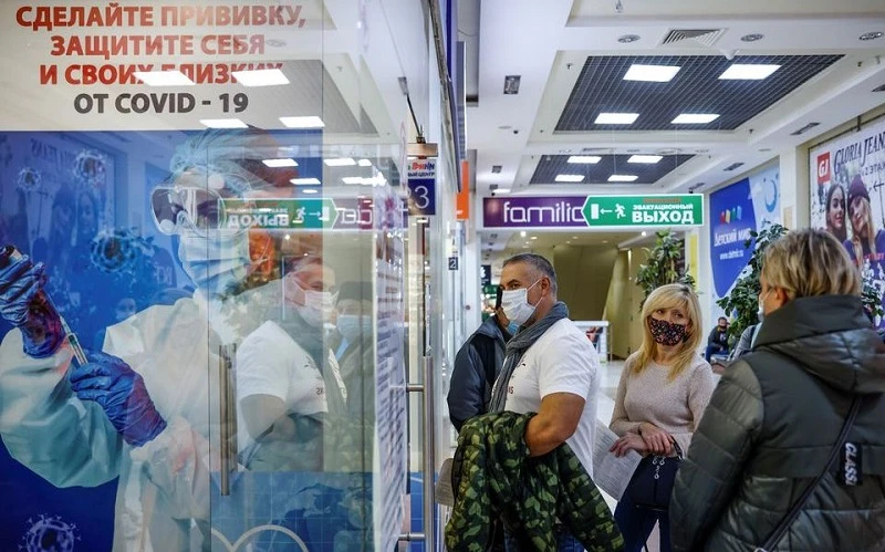 Người dân xếp hàng chờ tiêm vaccine ngừa Covid-19 tại một trung tâm mua sắm ở Oryol, Nga, ngày 25/10/2021. (Ảnh: Reuters)