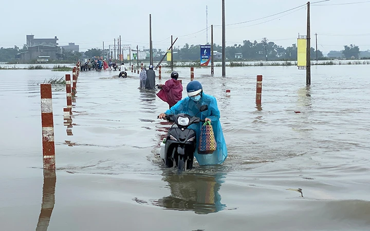 Sáng 28/10, nước từ thượng nguồn ở các sông đổ về khiến vùng hạ lưu tại huyện Tuy Phước, thành phố Quy Nhơn (Bình Định) bị ngập, làm gián đoạn giao thông một số tuyến đường. Ảnh: TƯỜNG QUÂN