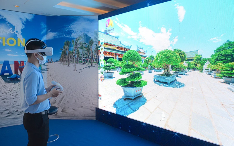Du khách trải nghiệm ứng dụng VR360 “Một chạm tới Đà Nẵng”, một sản phẩm mới của du lịch Đà Nẵng.