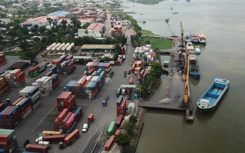 Hoạt động xuất nhập khẩu hàng hóa tại Cảng Đồng Nai.