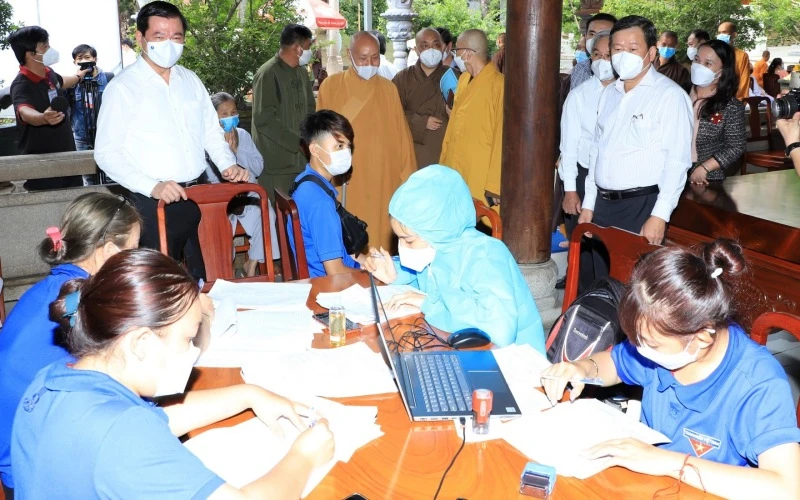 Lãnh đạo tỉnh Đồng Nai kiểm tra công tác tổ chức tiêm vaccine ở huyện Long Thành.