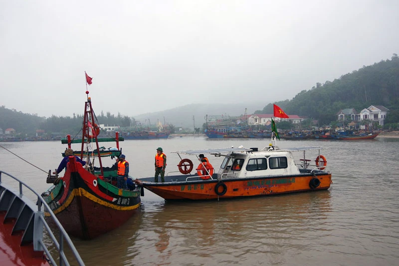 Bộ đội Biên phòng Nghệ An kéo các tàu cá vi phạm vào bờ.