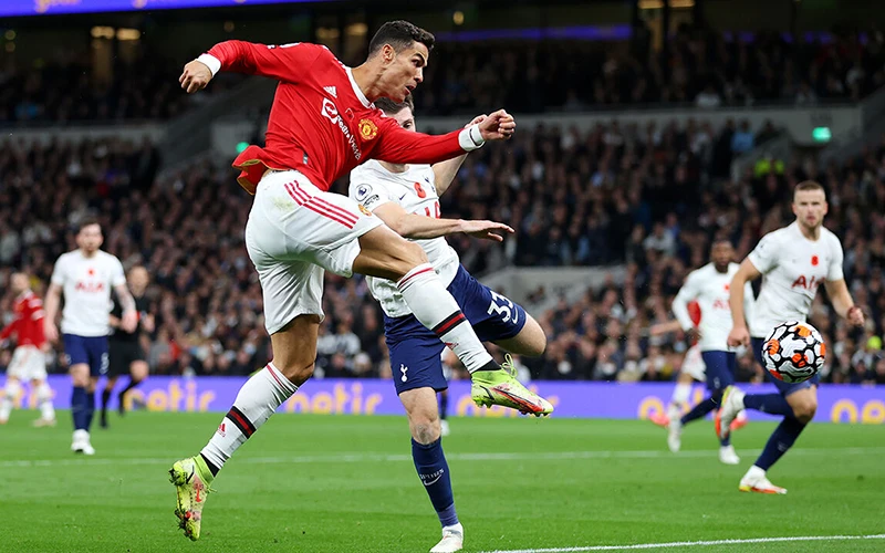 Ronaldo ghi bàn trong chiến thắng 3-0 trước Tottenham. (Ảnh: Getty Images)