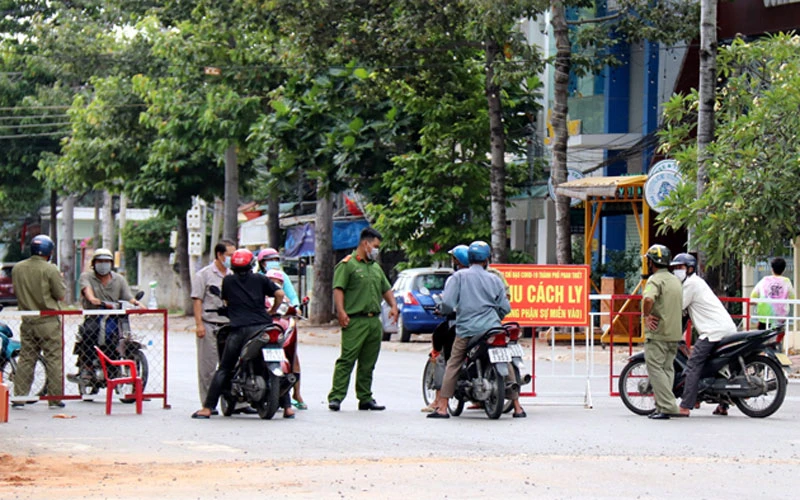 Một chốt kiểm soát dịch của TP Phan Thiết kiểm soát người, phương tiện ra vào phường Hưng Long sau khi địa bàn phát hiện nhiều ca mắc Covid-19.